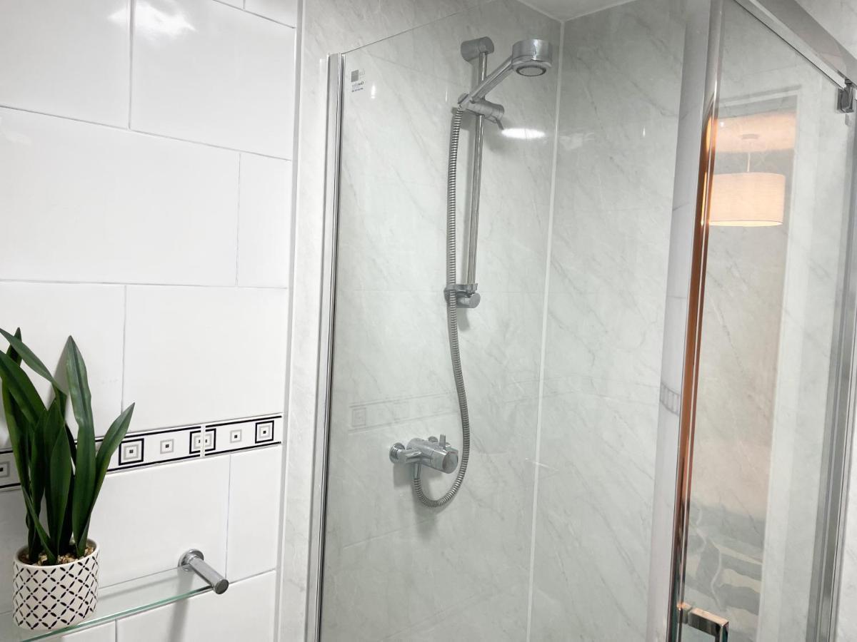 Comfortable And Spacious Superb Holiday Home In Llanelli, Dog Friendly Esterno foto