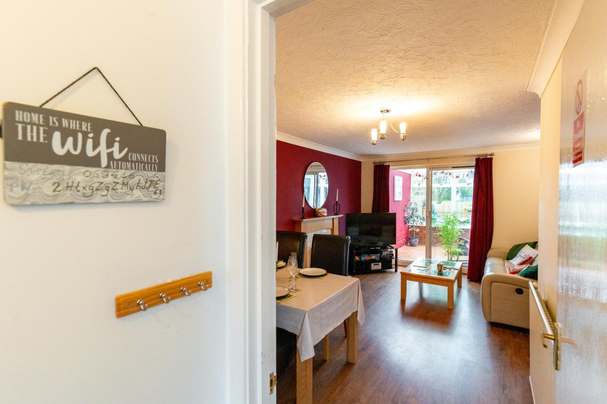 Comfortable And Spacious Superb Holiday Home In Llanelli, Dog Friendly Esterno foto