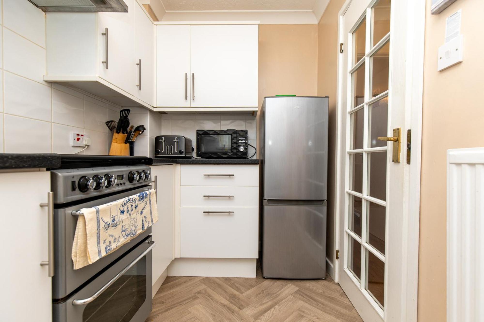 Comfortable And Spacious Superb Holiday Home In Llanelli, Dog Friendly Esterno foto